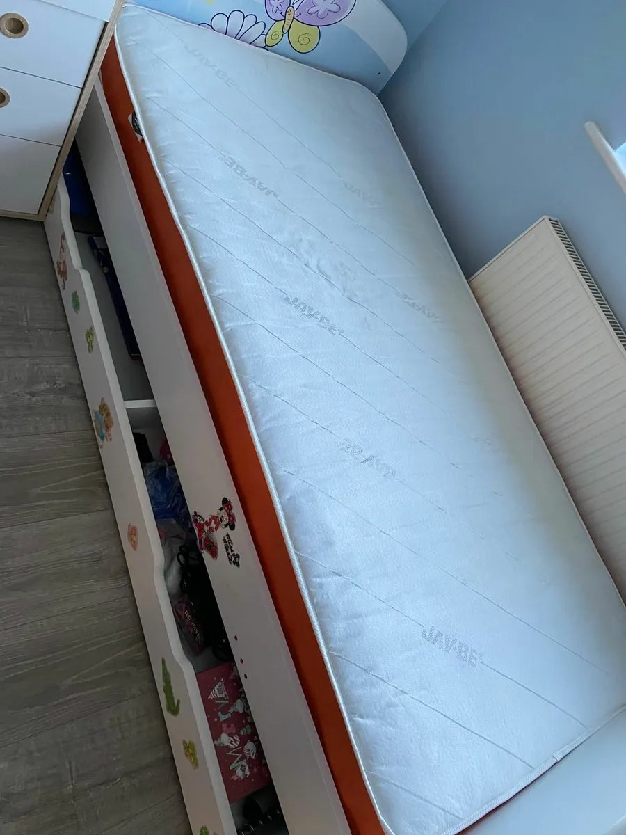 Single bed - Image 2