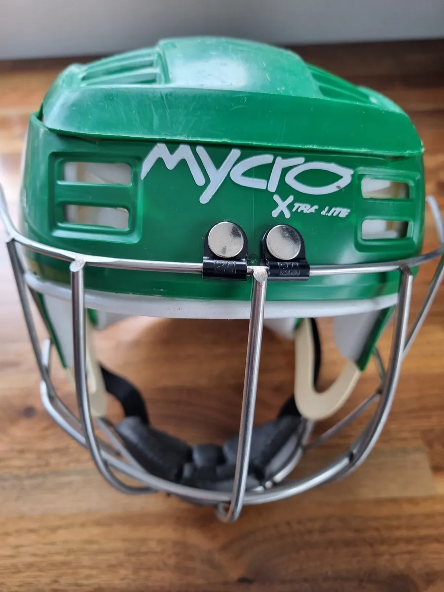 Hurling helmet - Image 1