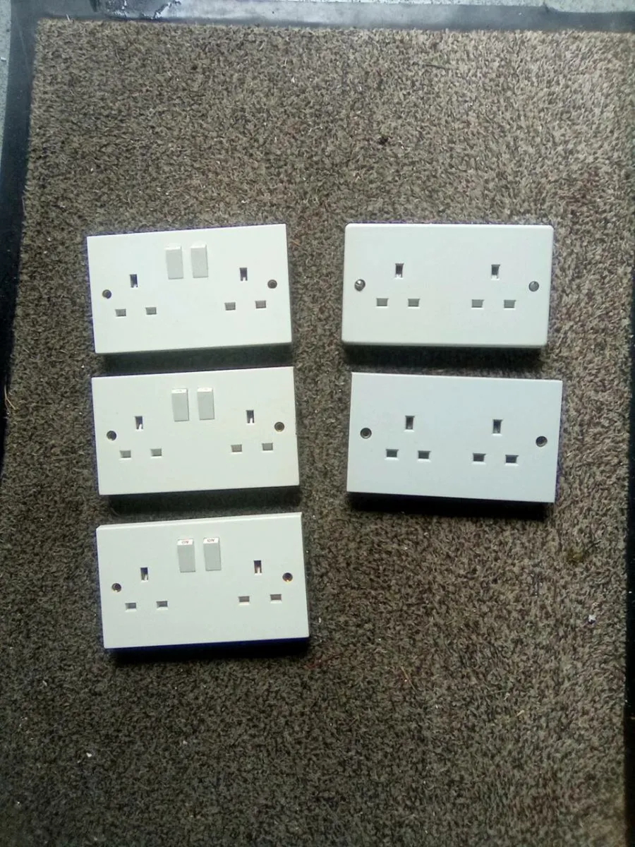 5. TWIN   SOCKETS.  AND. A  SWITCHED. SPUR  SWITCH - Image 2