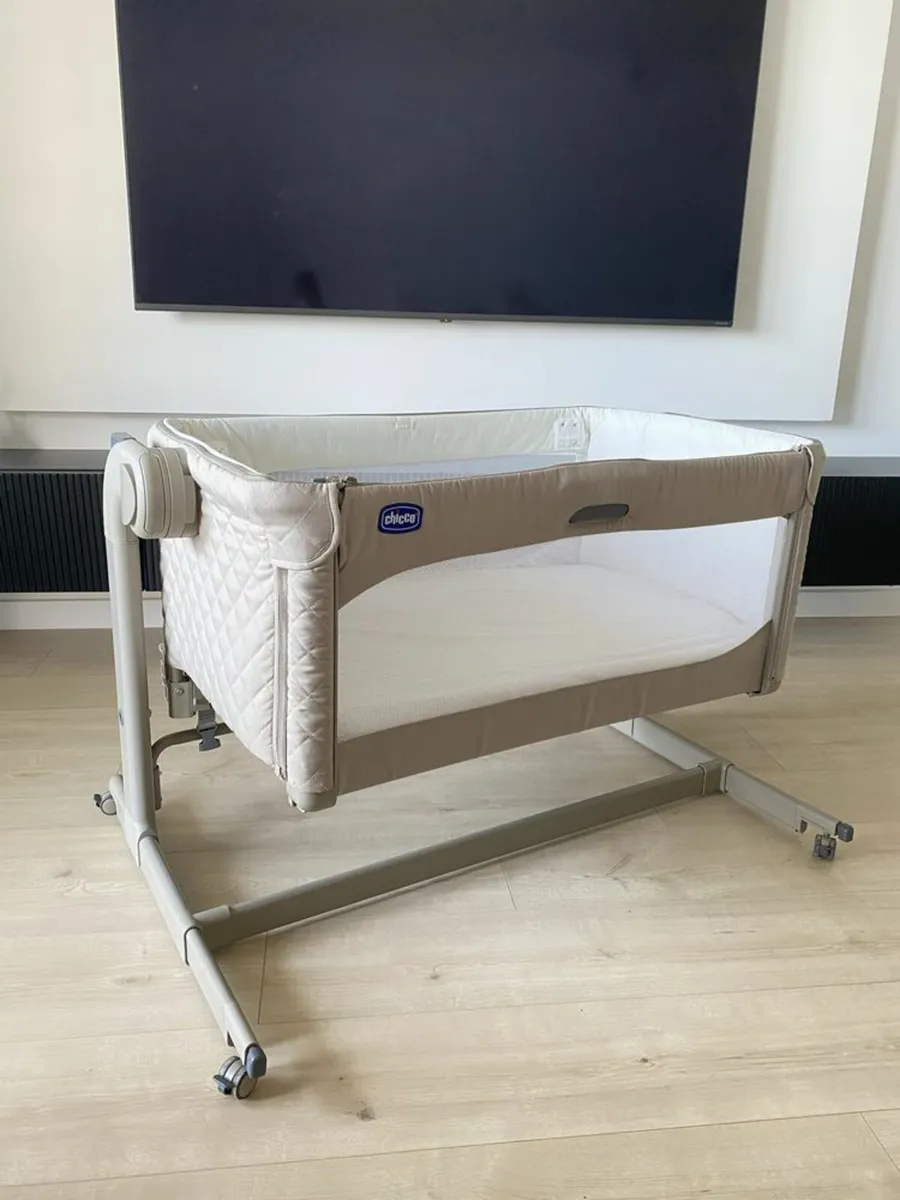 Chicco Next2Me Magic Rocking bedside crib