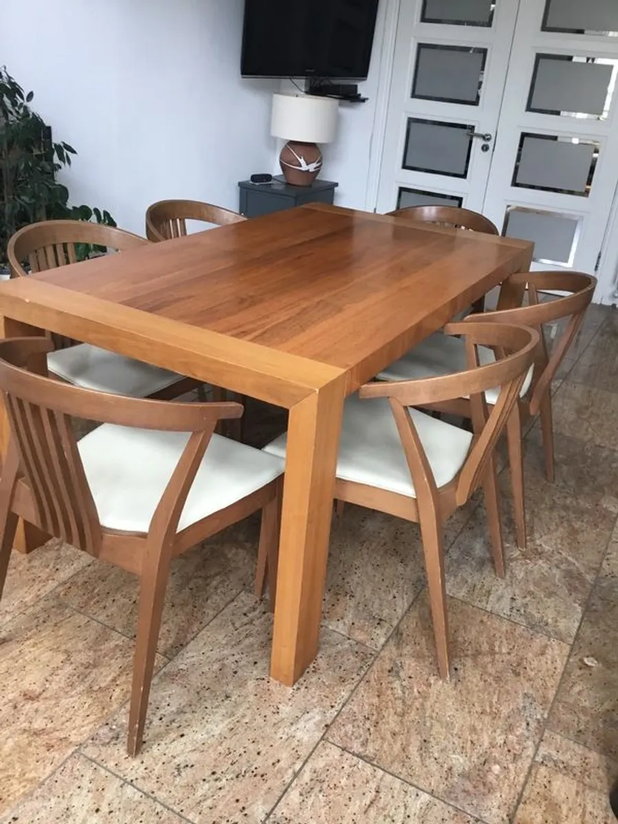 Table and chairs - Image 1