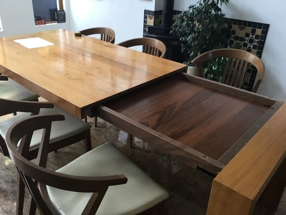 Table and chairs - Image 2