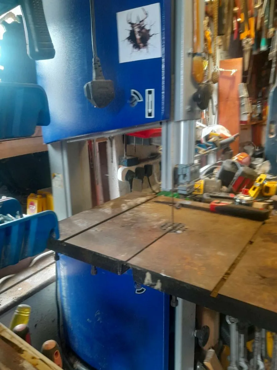 Bandsaw and dust hoover - Image 1