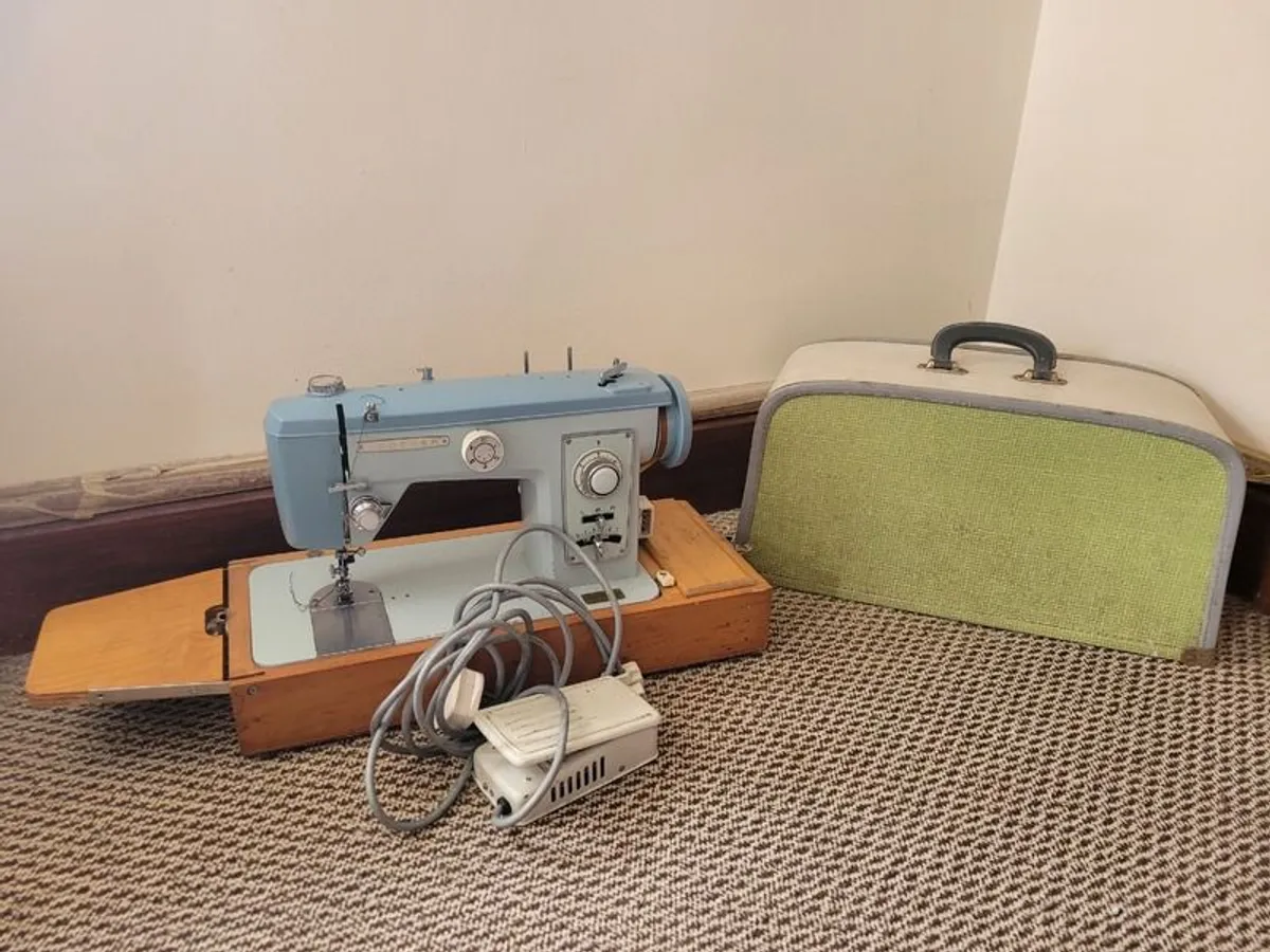 Vintage sewing machine - Image 1