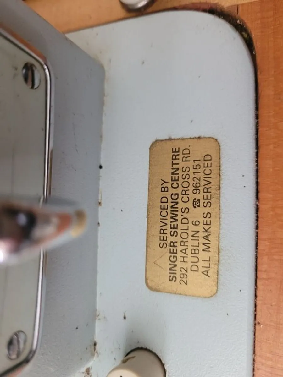 Vintage sewing machine - Image 2