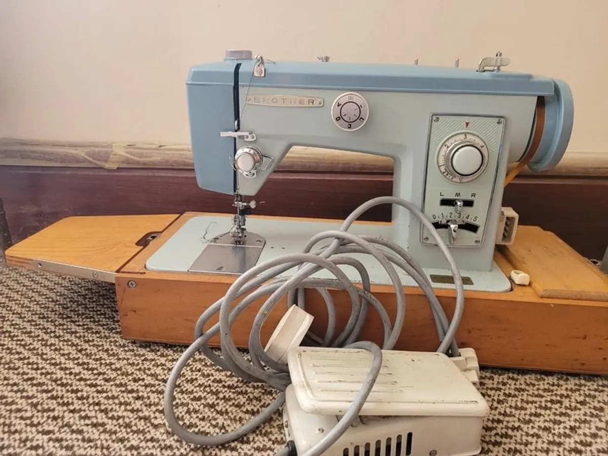 Vintage sewing machine - Image 3