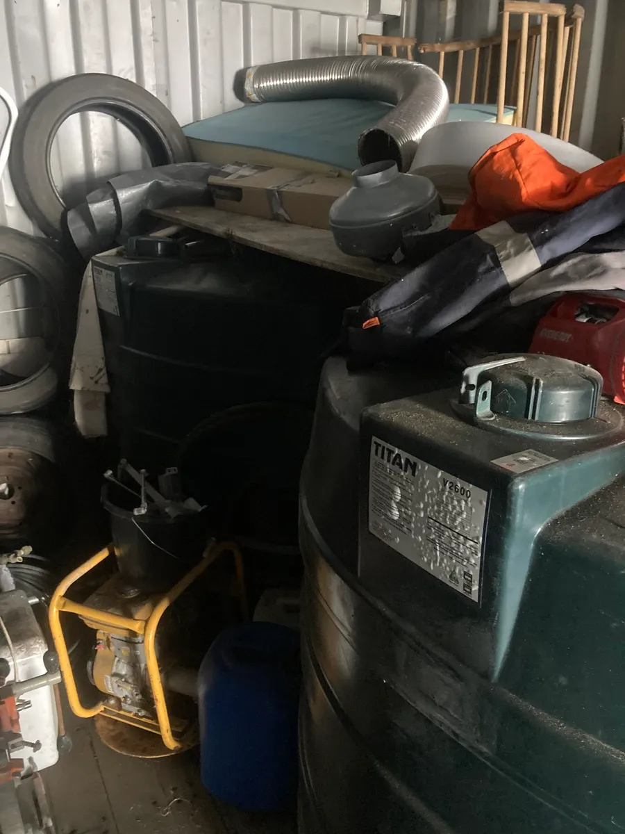 Pump and diesel tanks - Image 2