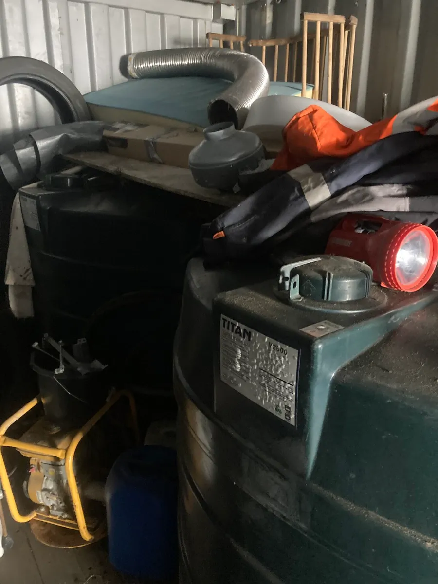 Pump and diesel tanks - Image 3