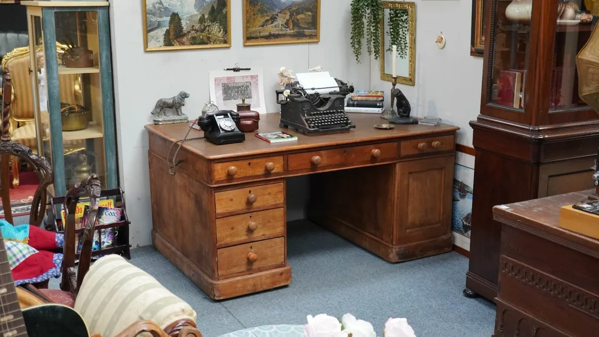 🪑 Antique Light Mahogany Partner’s Desk - Image 1