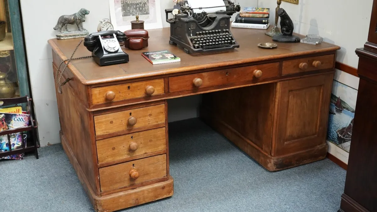 🪑 Antique Light Mahogany Partner’s Desk - Image 2