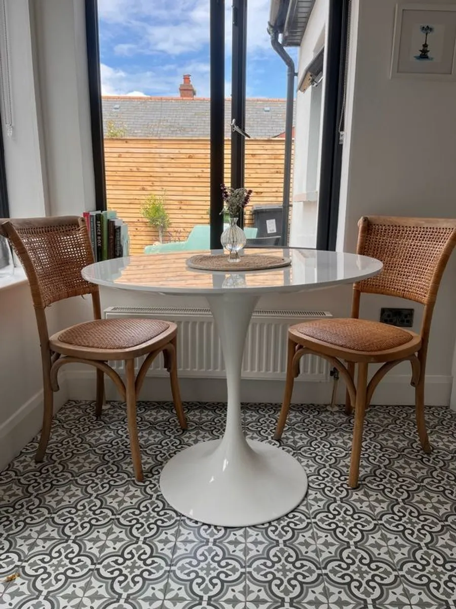Eero Saarinen Tulip Style Table - White Top 90cm / Diameter - Image 2