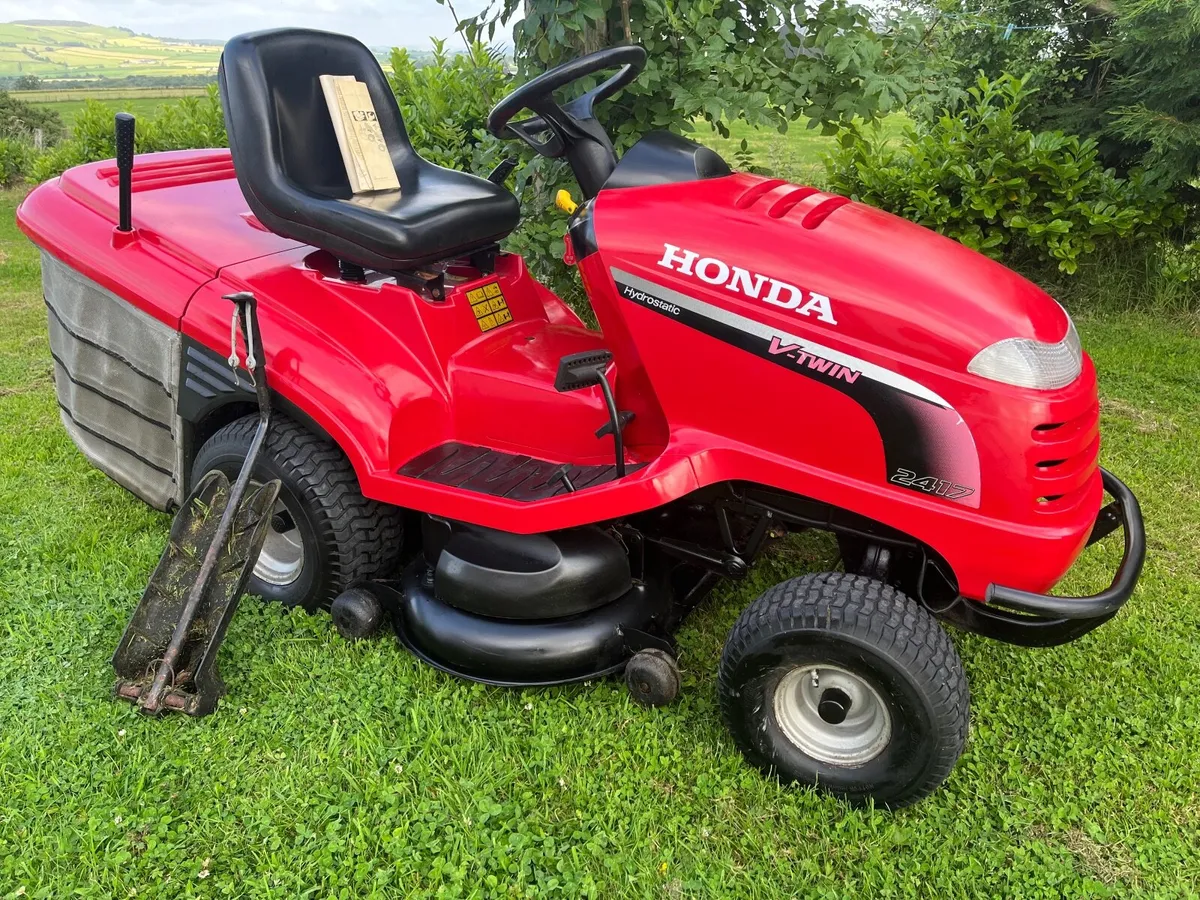 Honda 20hp 40inch cut hydrostatic ride on mower - Image 1