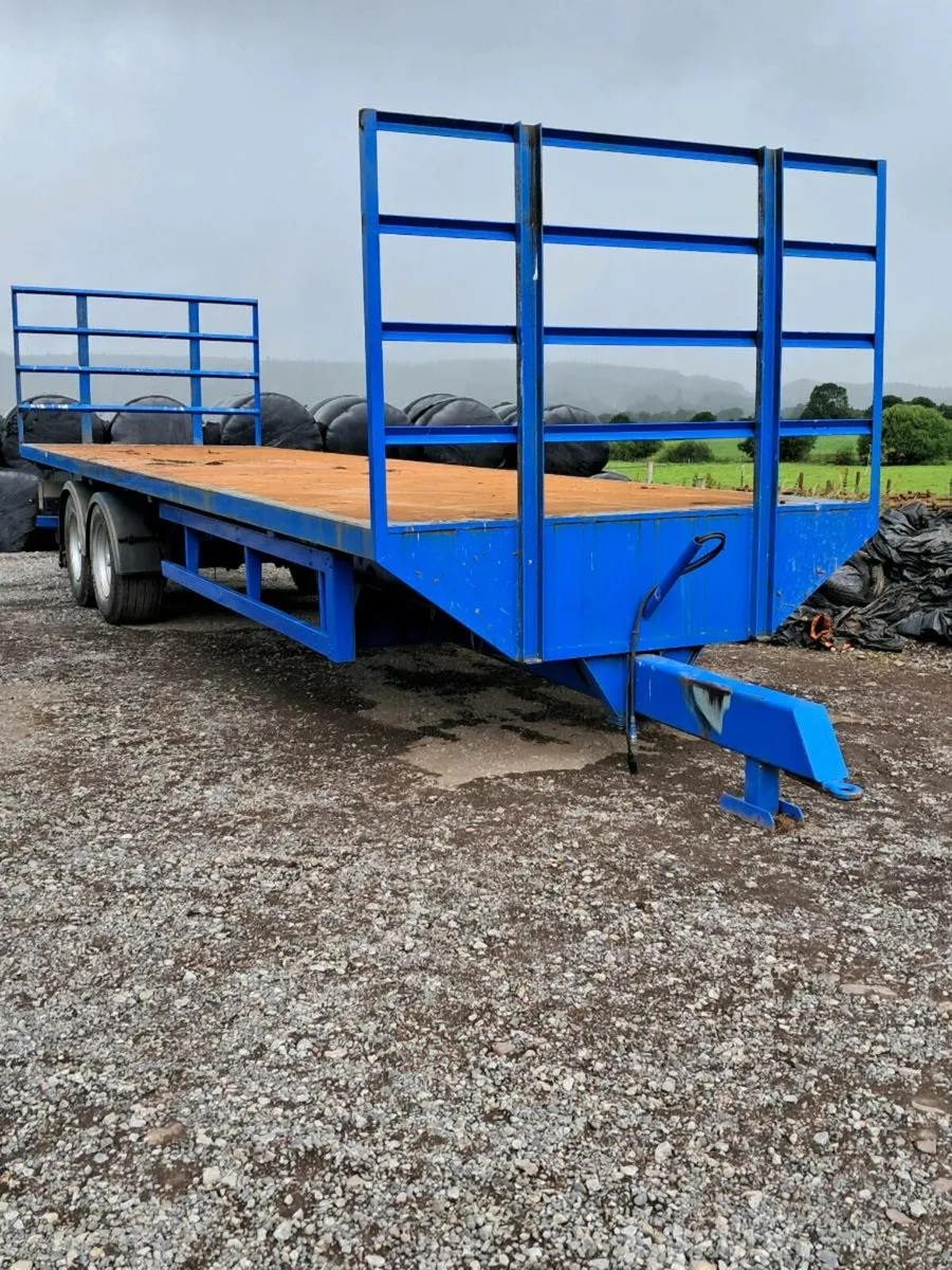 32' bale trailer - Image 1