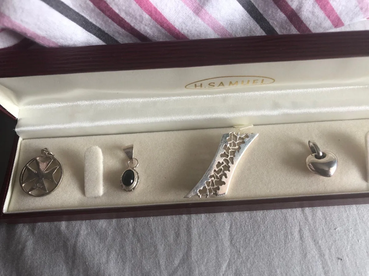 4 silver pendents - Image 1