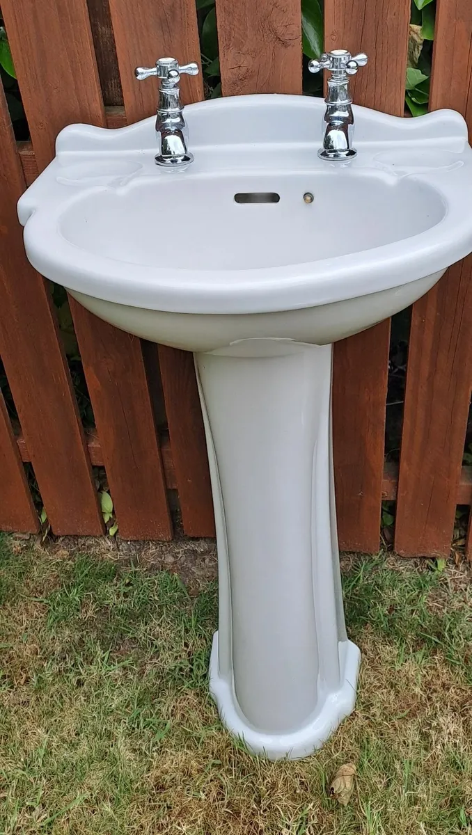Bathroom sink with taps - Image 2