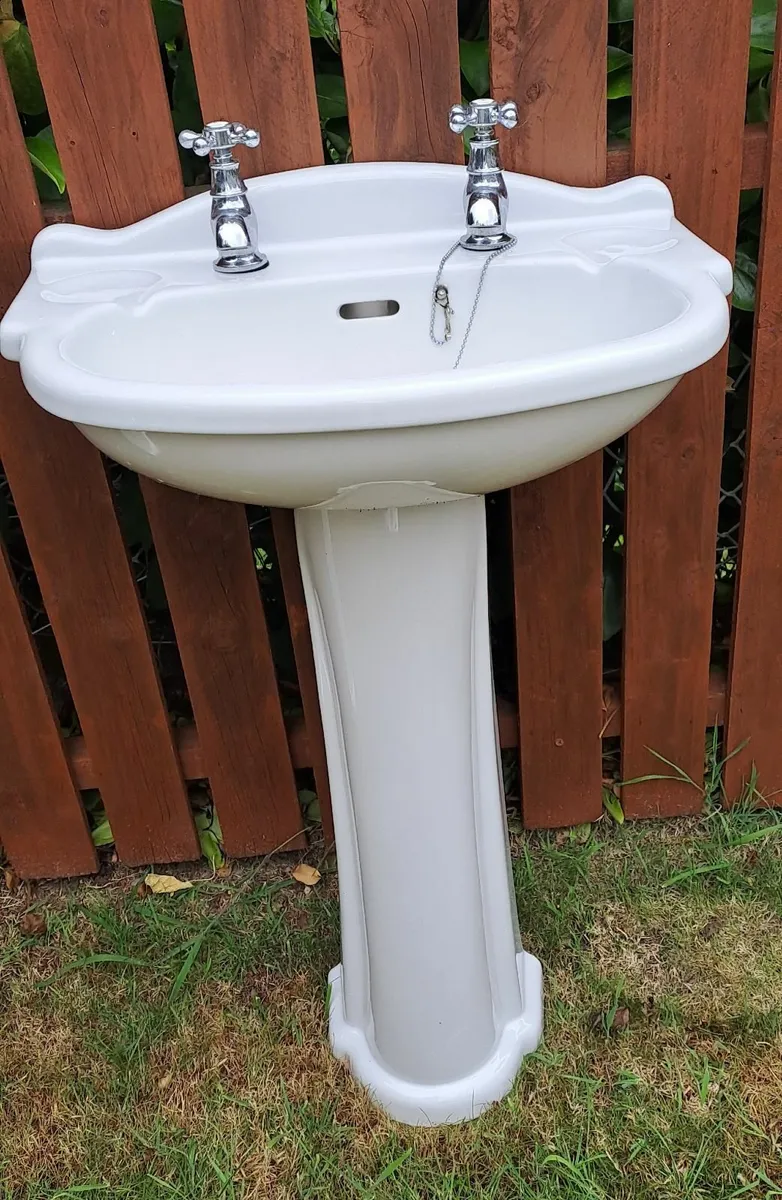 Bathroom sink with taps - Image 3