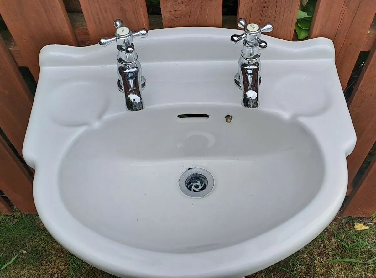 Bathroom sink with taps - Image 4
