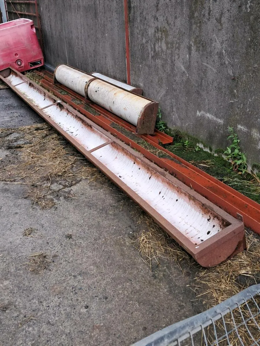 3 wall feeding troughs