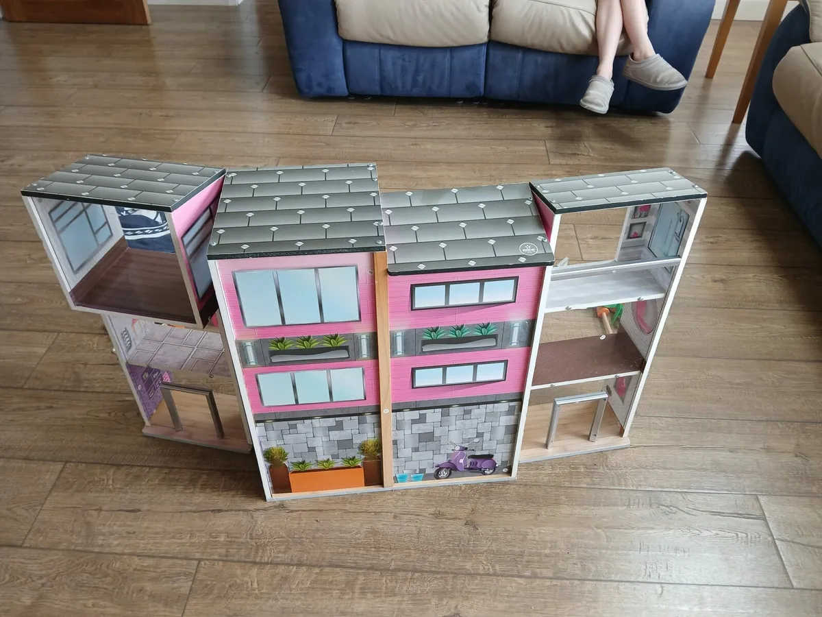 Studio Doll's House - Image 2