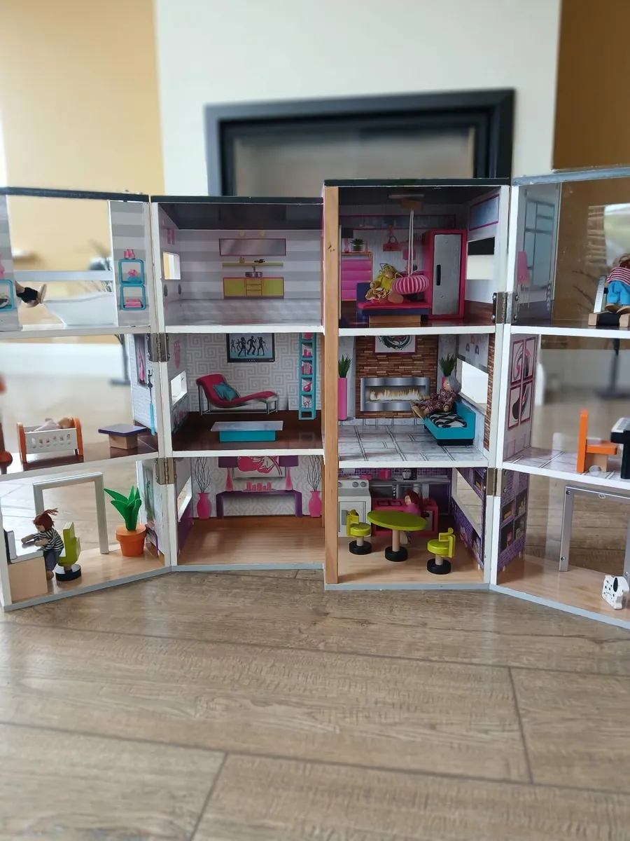 Studio Doll's House - Image 1