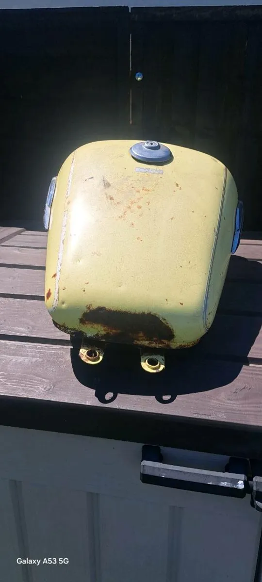 Old motor cycle fuell tank - Image 2
