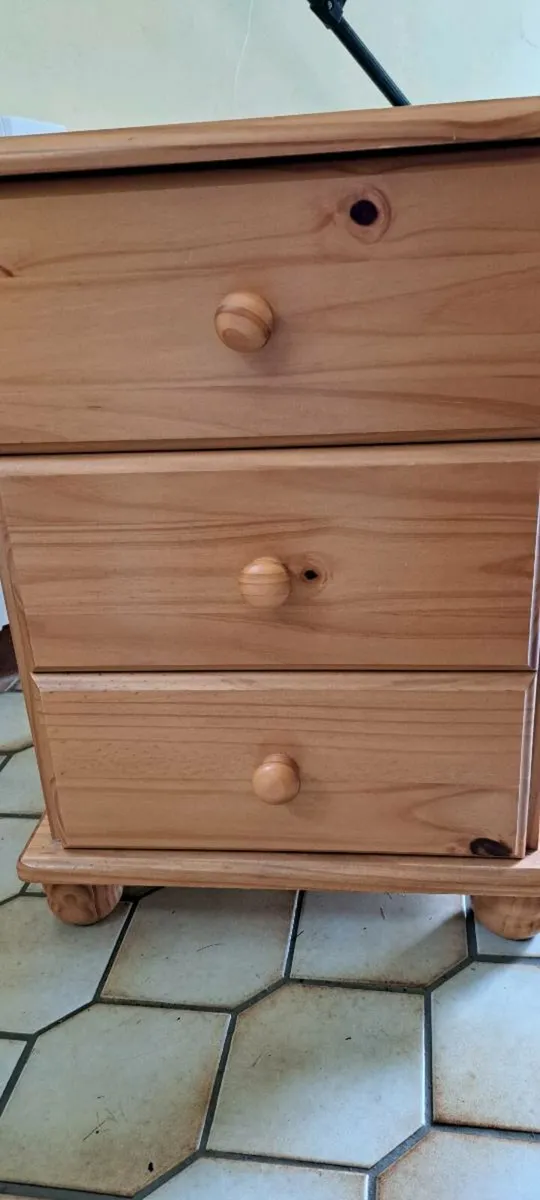 Bedroom locker - Image 1