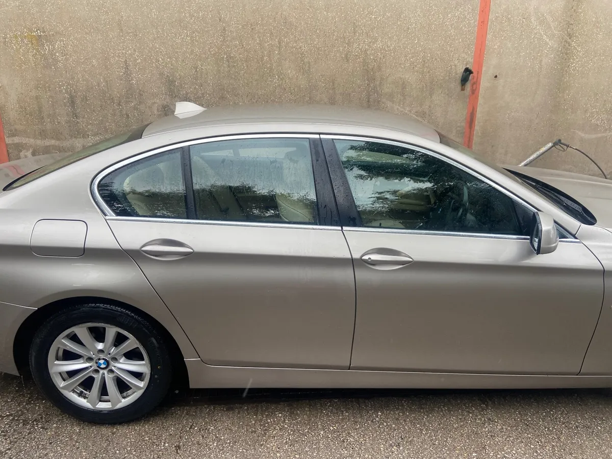 BMW 5-Series 2011 - Image 2
