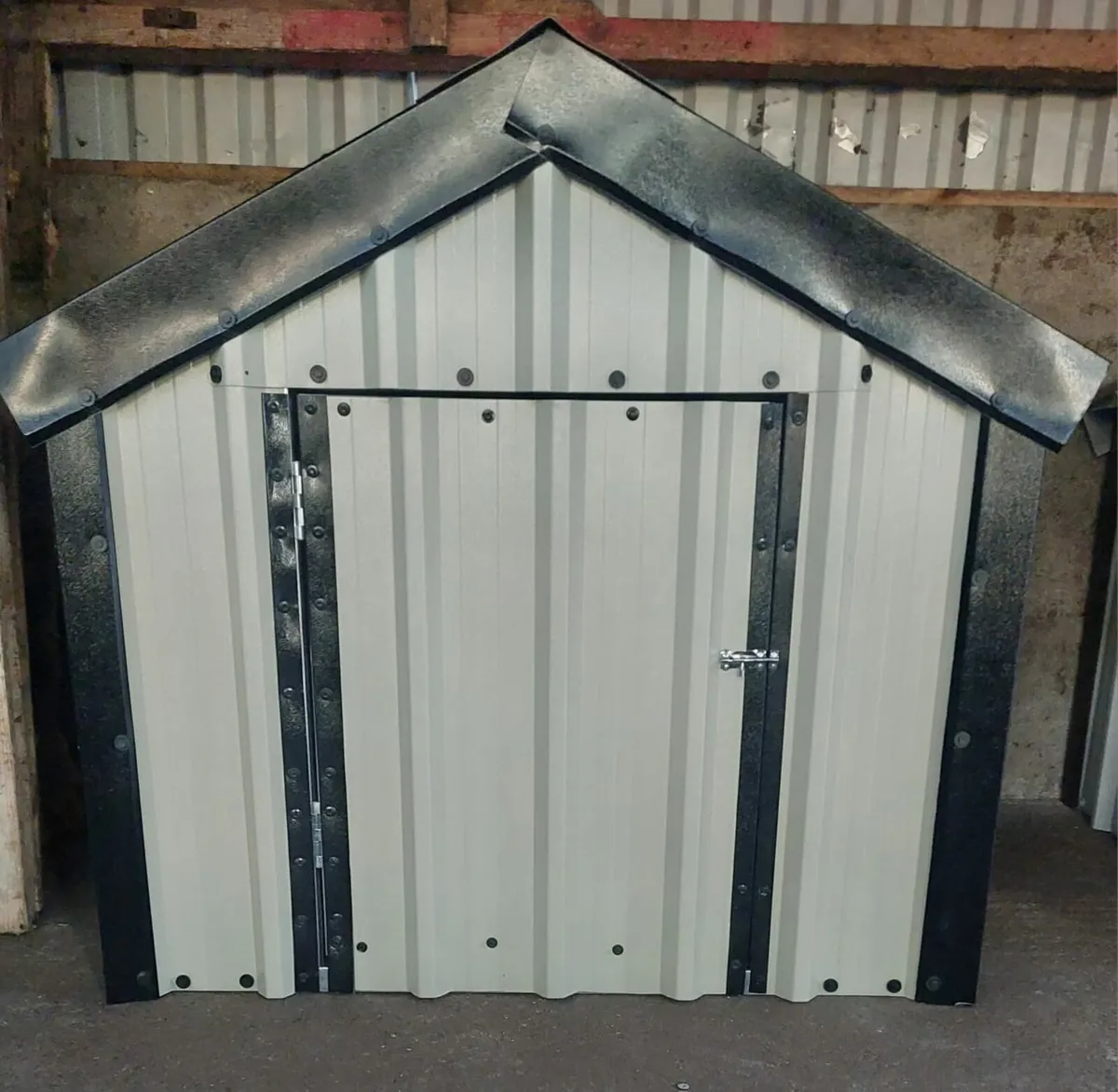 Heavy duty steel framed largel dog house - Image 1