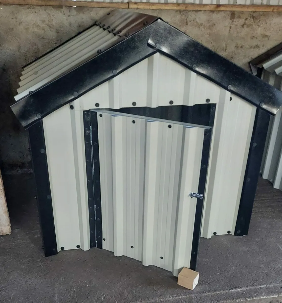 Heavy duty steel framed largel dog house - Image 2