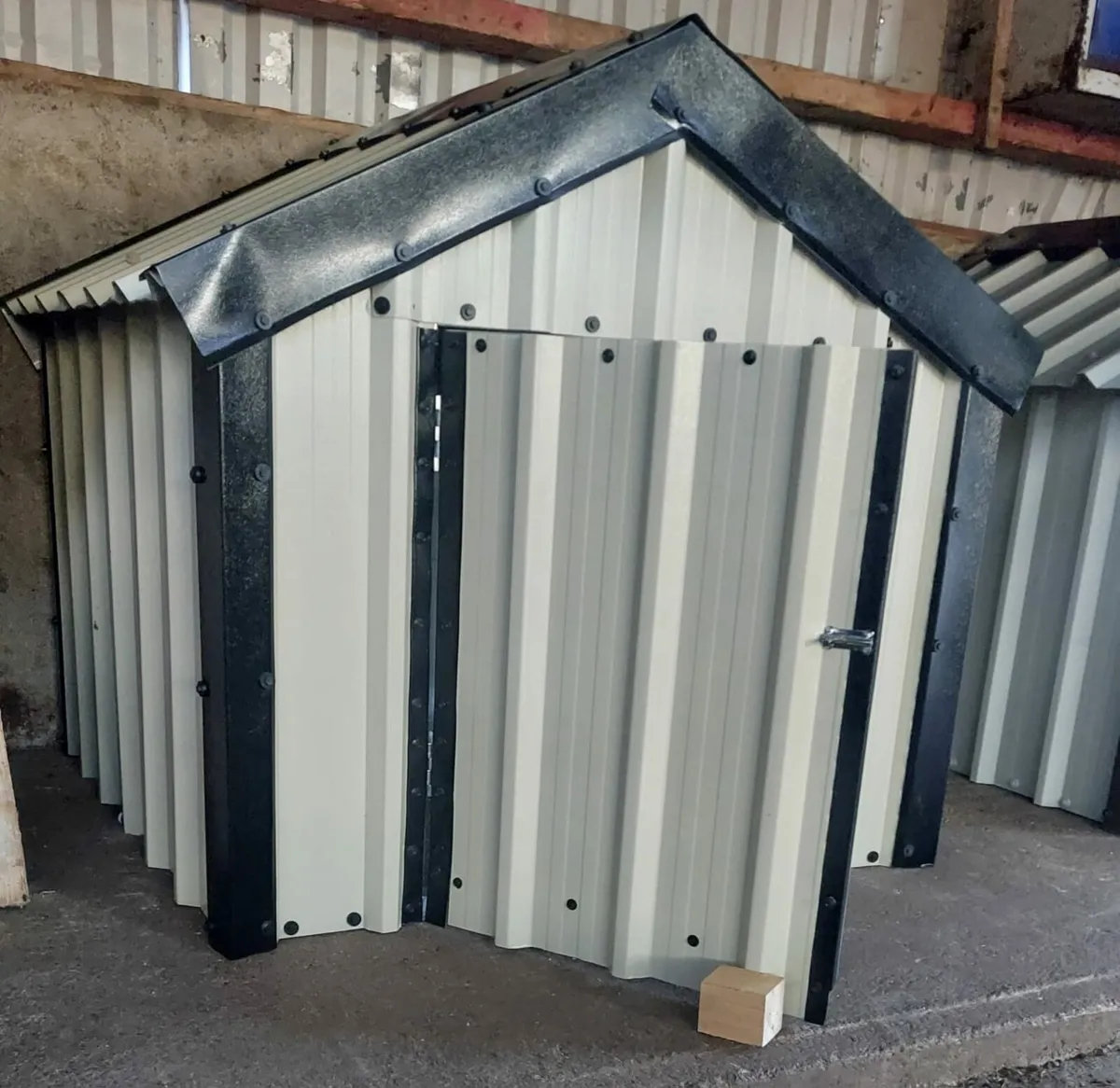Heavy duty steel framed largel dog house - Image 3