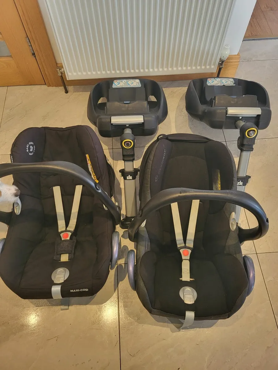2 Maxi Cosy Kid / Baby Car Seats with 2 Isofix Bas