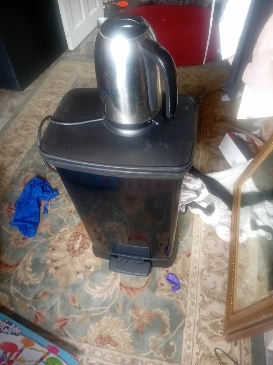 Kettle and kitchen bin - Image 1