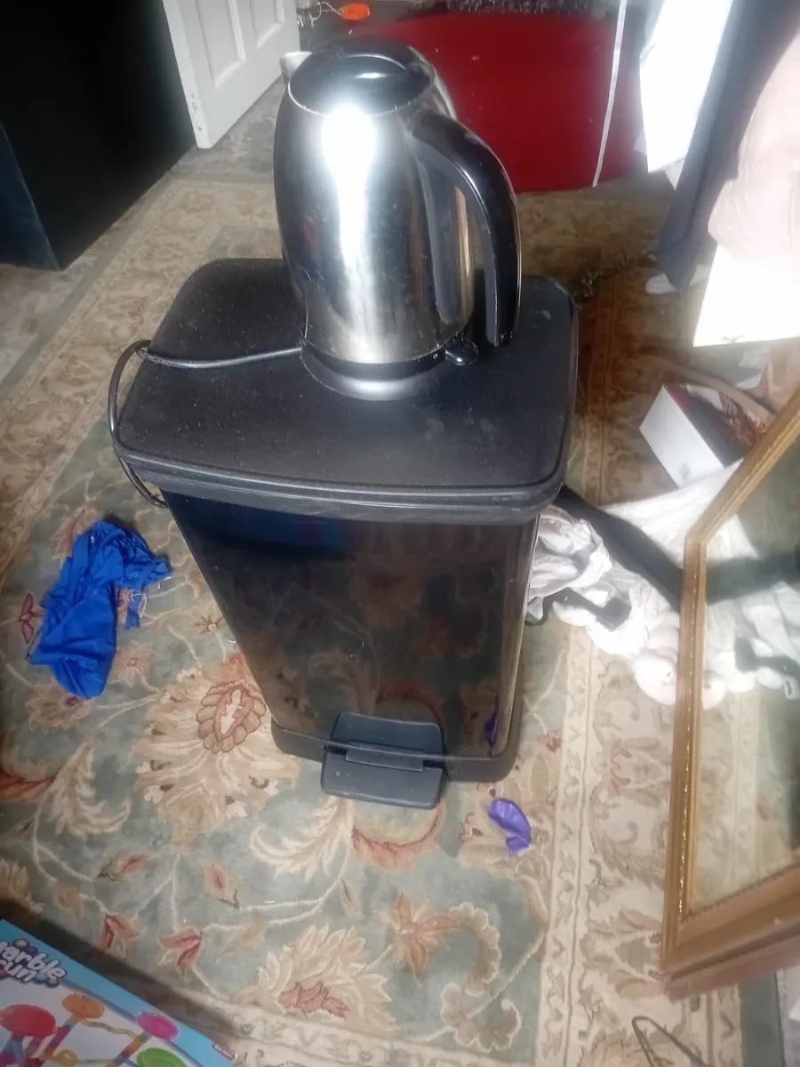 Kettle and kitchen bin - Image 2