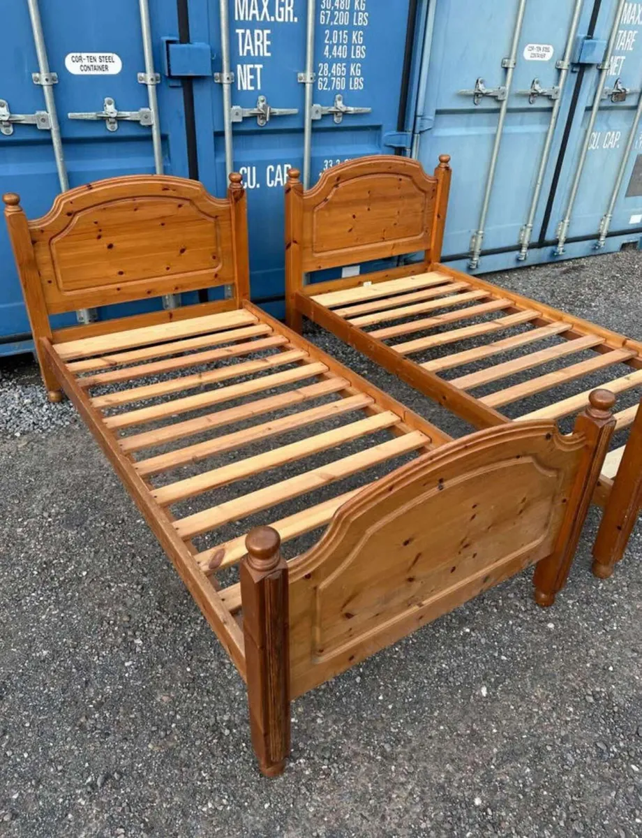 Single pine bed