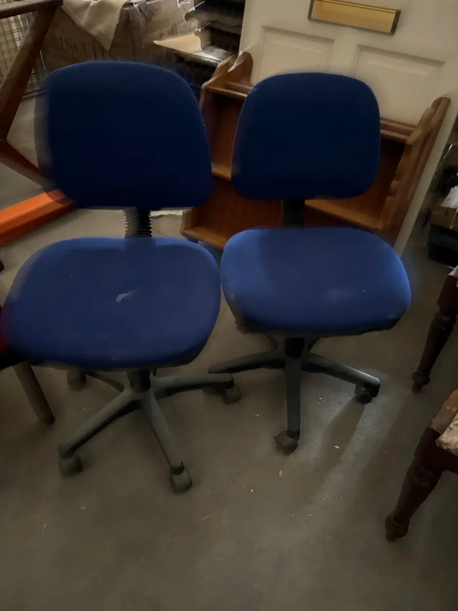 Desk with swivel chair - Image 2