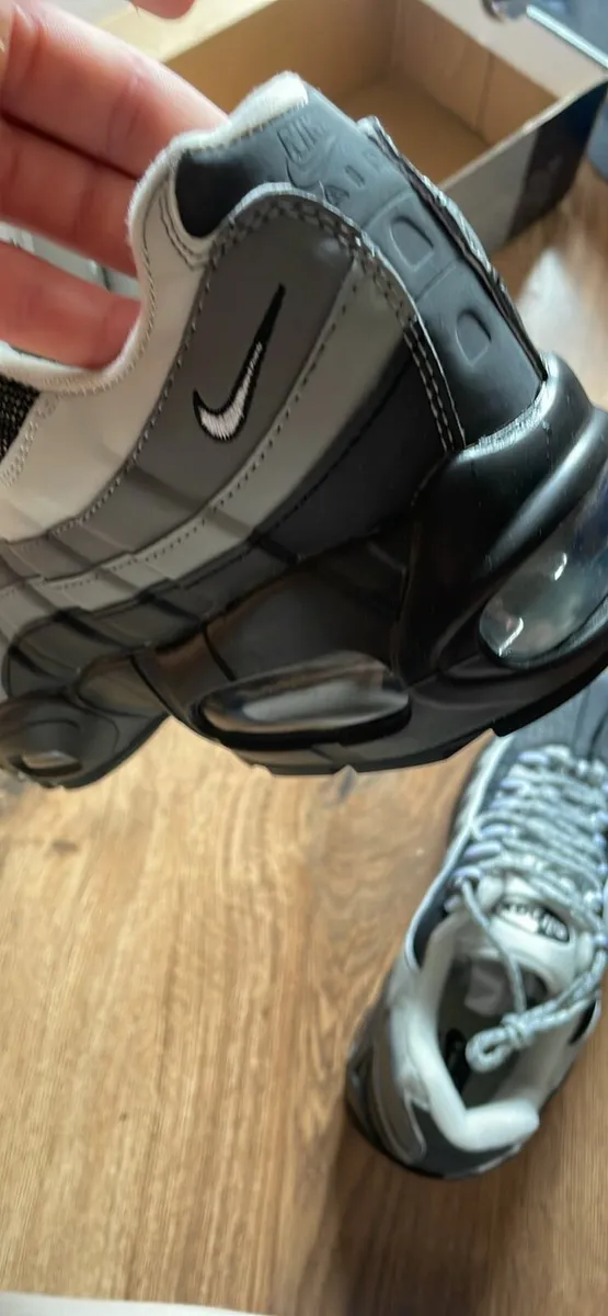 Air max 95s reflective perfect condition - Image 3