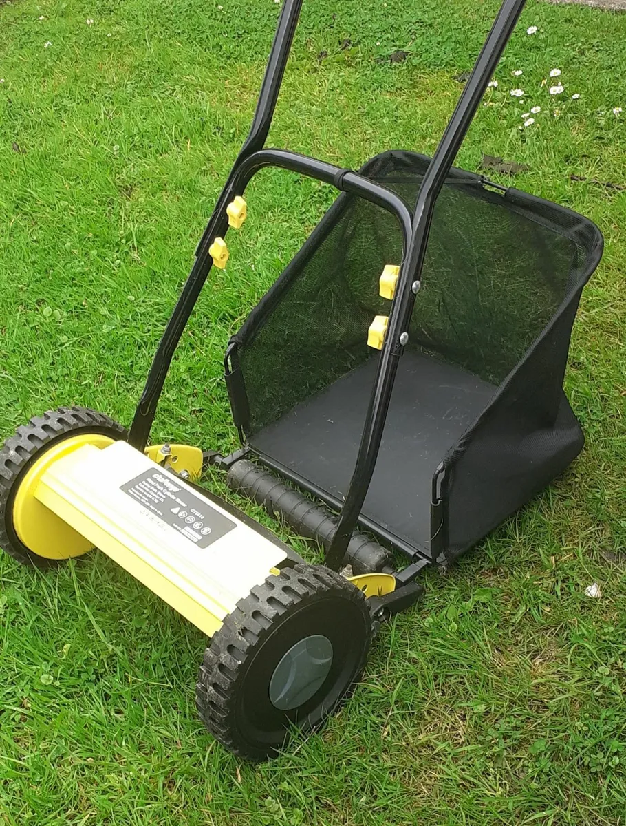 Hand push lawnmower.. - Image 1