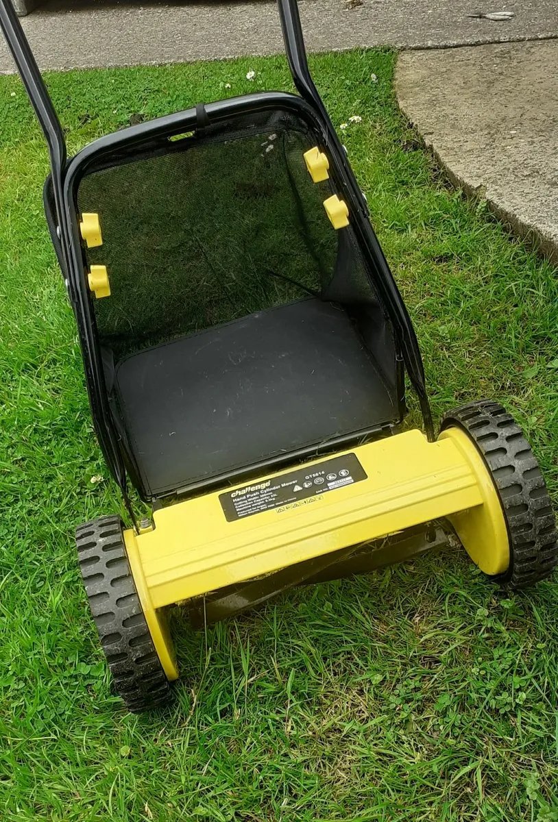 Hand push lawnmower.. - Image 2