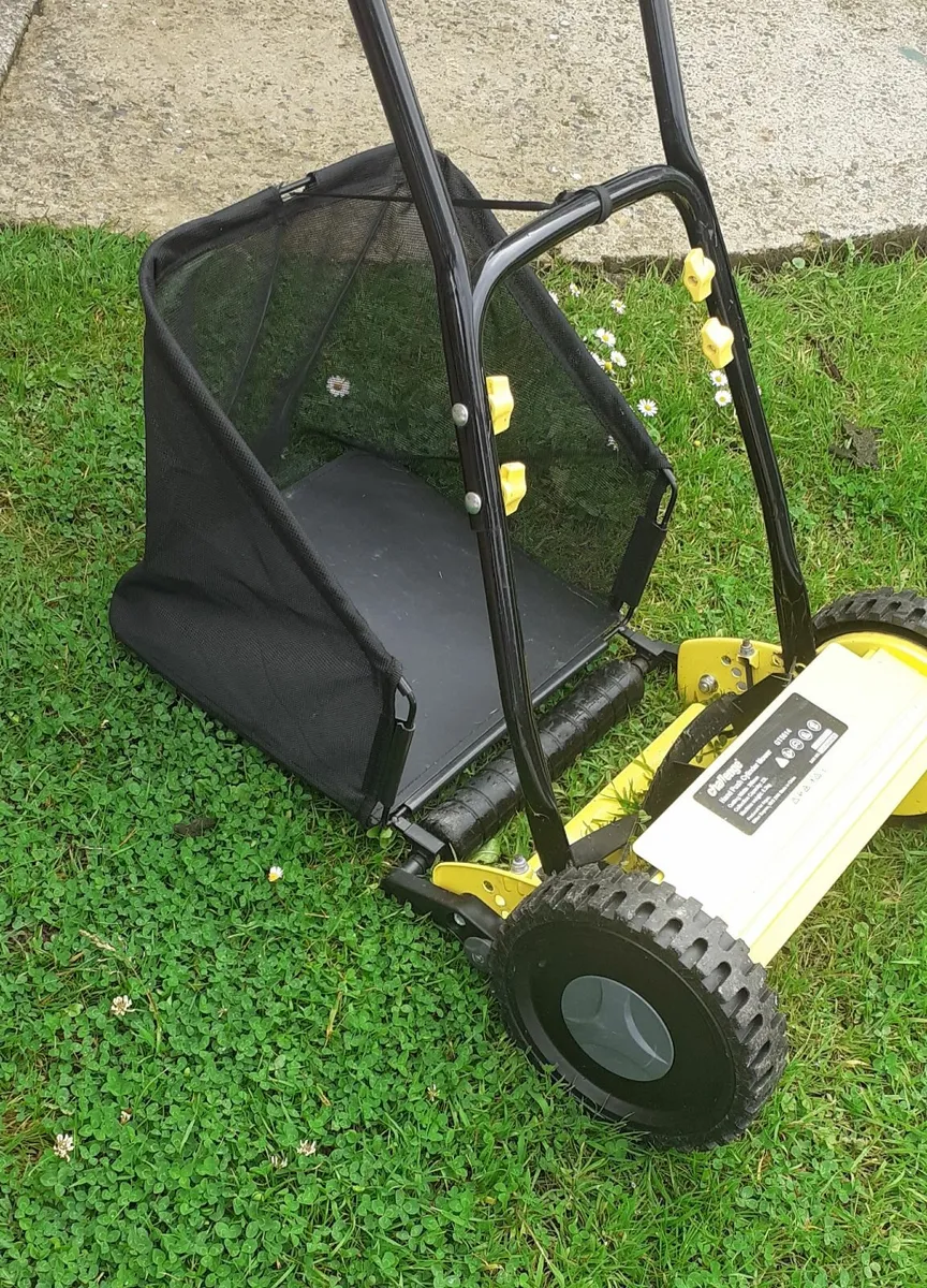 Hand push lawnmower.. - Image 3