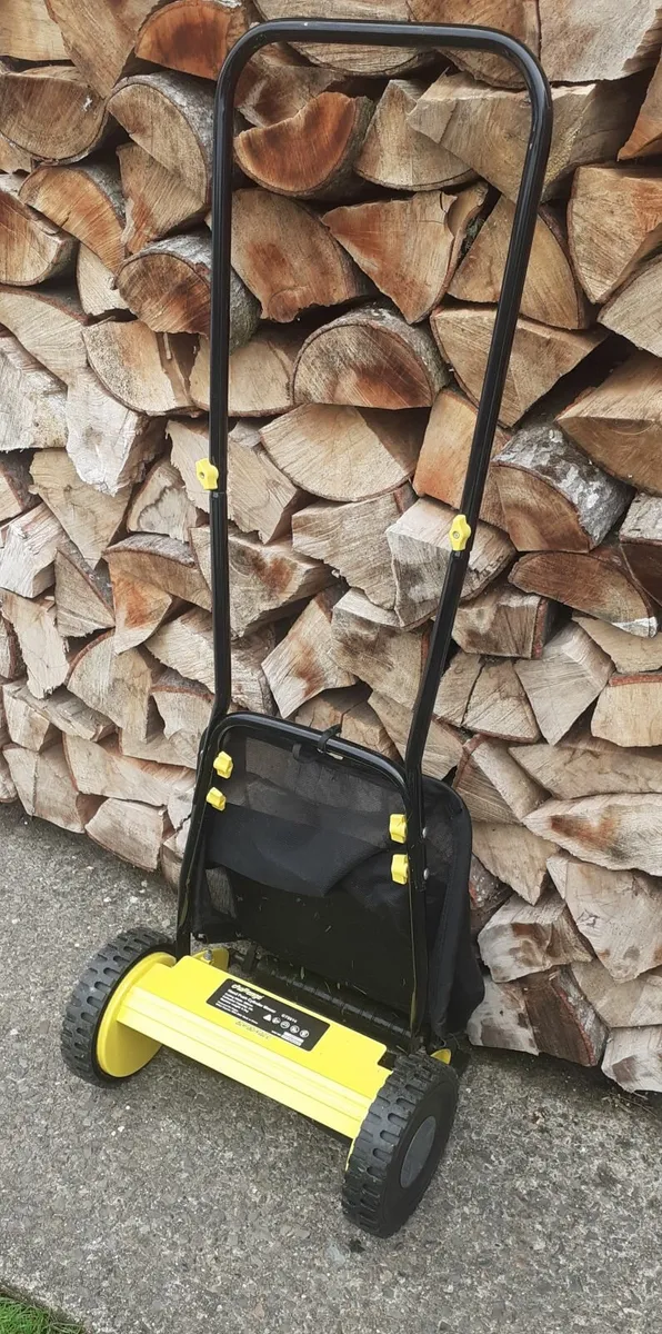 Hand push lawnmower.. - Image 4