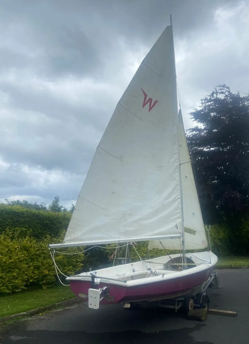 Wayfarer sailing dinghy - Image 3