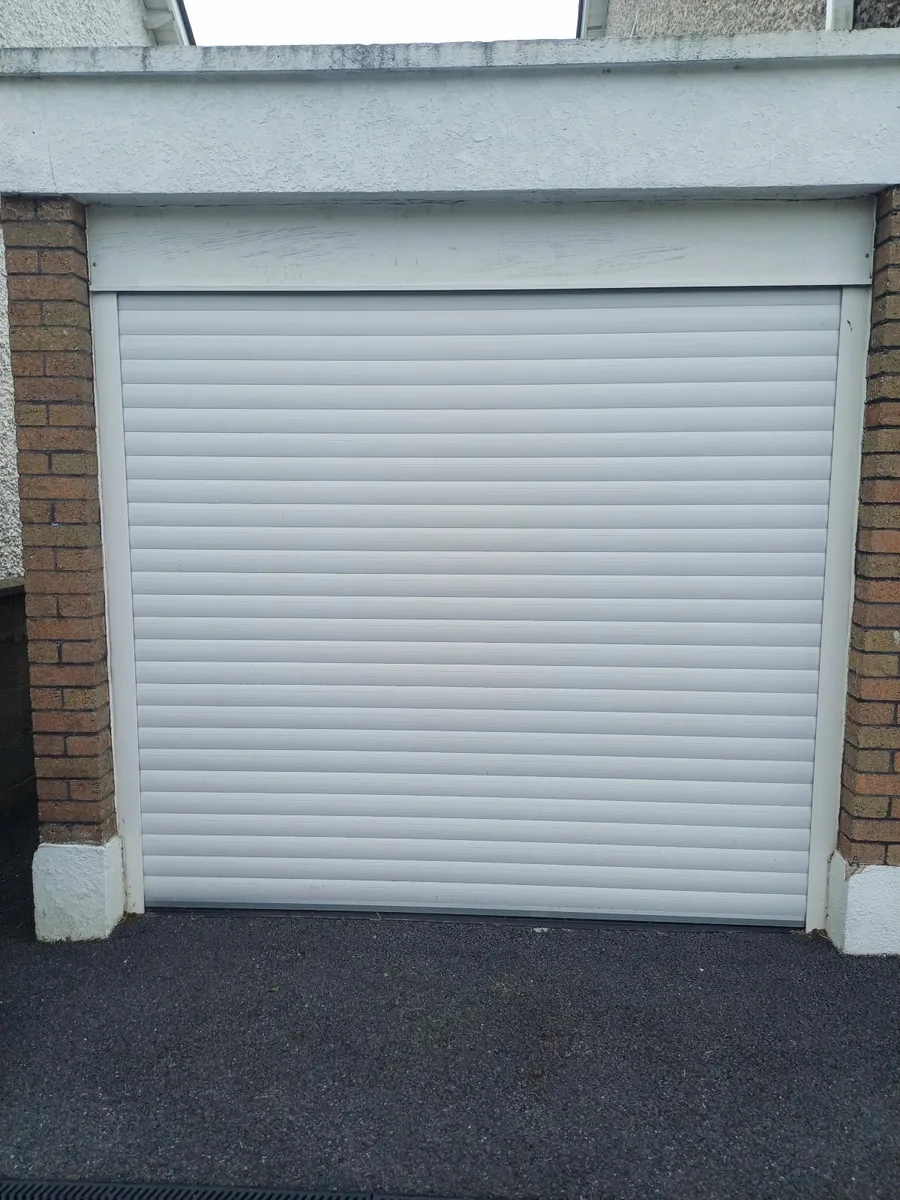 Roller garage door - Image 1