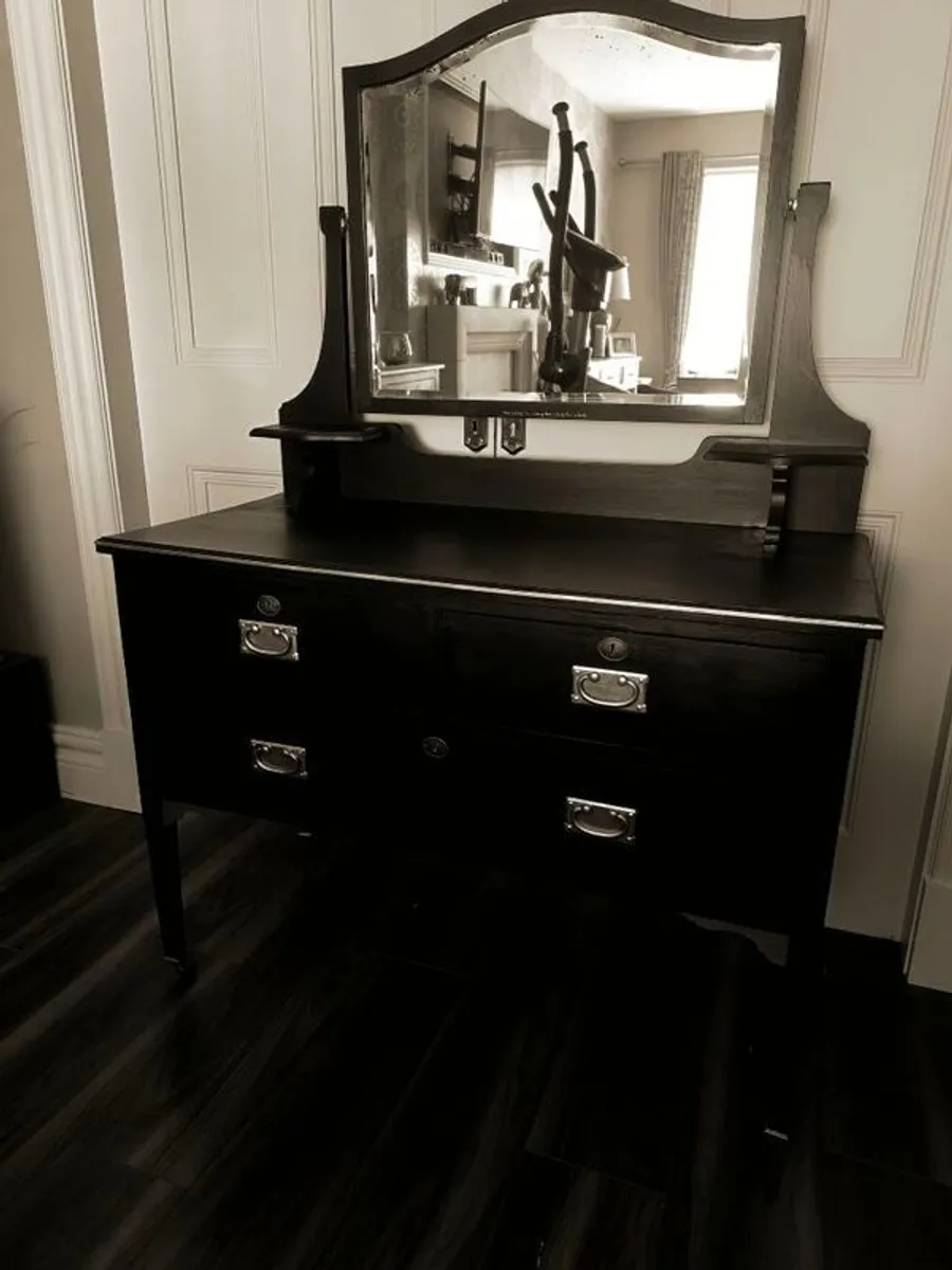 dresser/chest of drawers - Image 1