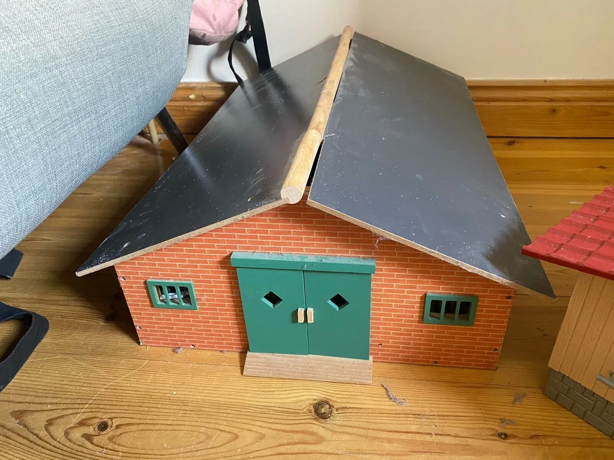 Schleich horse stables/house - Image 3