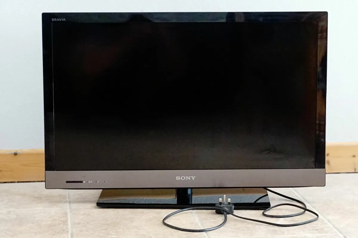 Sony 32 inch Television with remote - Image 1