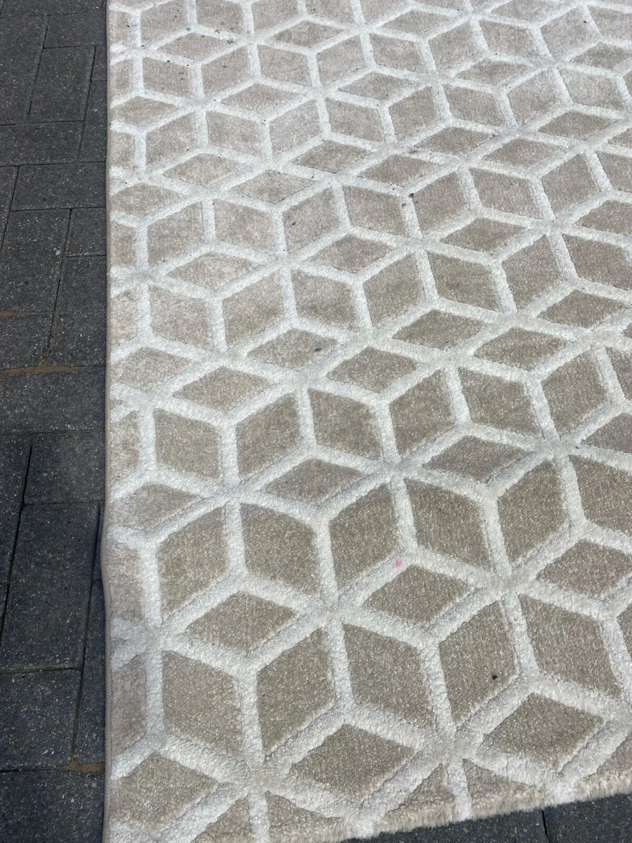 Large cream rug - Image 4