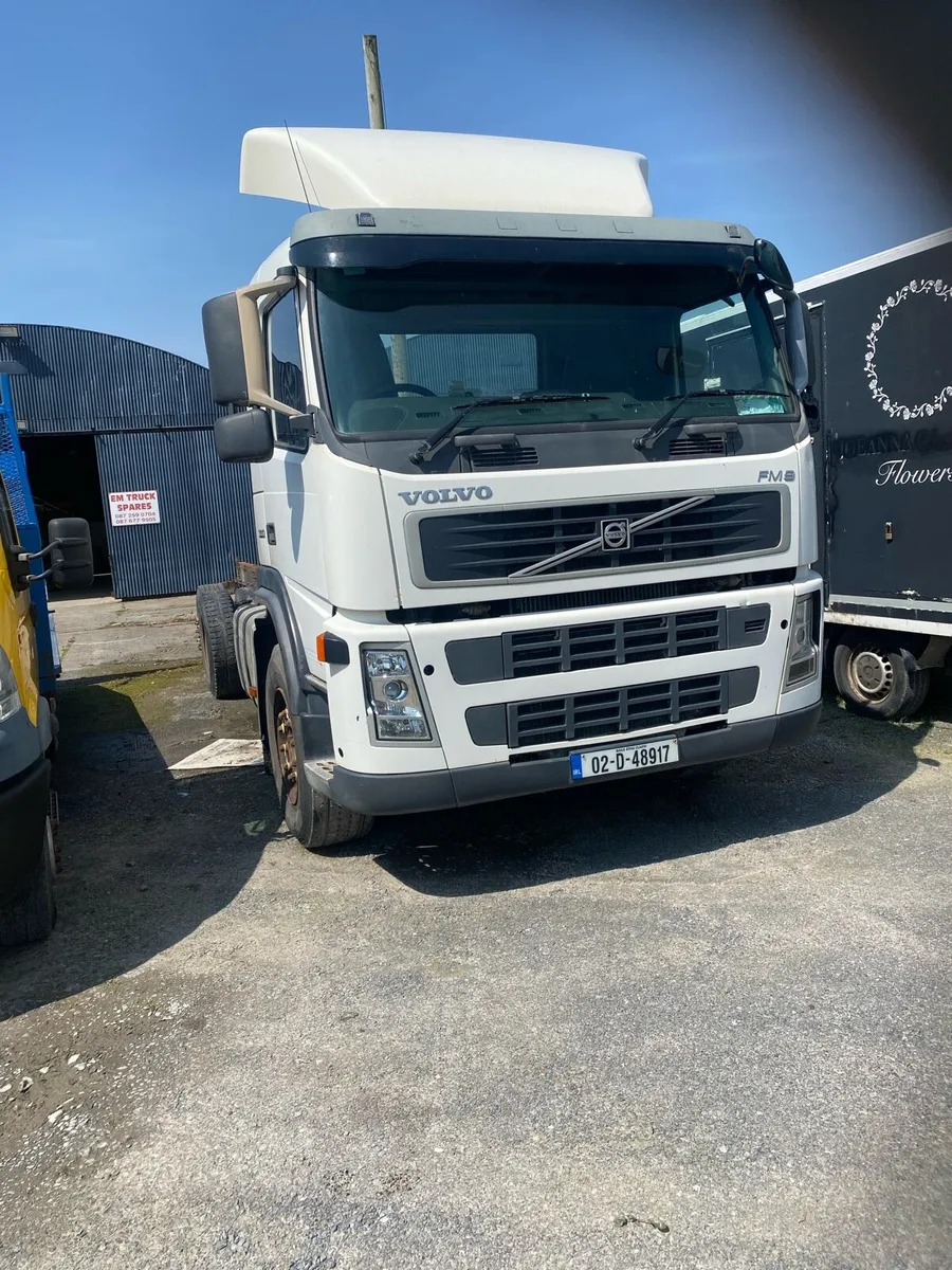 VOLVO FM9 WITH REAR LIFT AXLE manual gears - Image 2