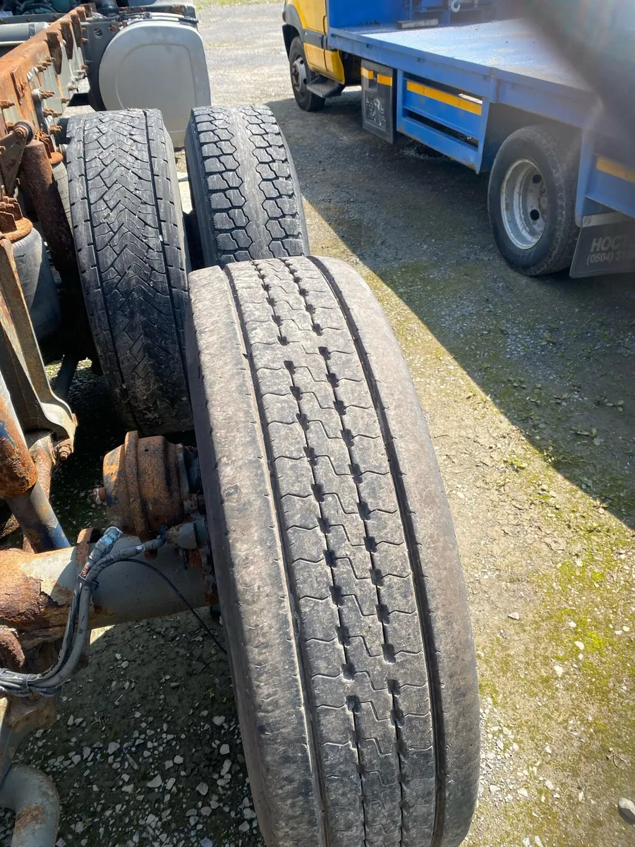 VOLVO FM9 WITH REAR LIFT AXLE manual gears - Image 3