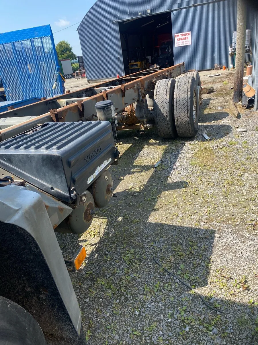 VOLVO FM9 WITH REAR LIFT AXLE manual gears - Image 4