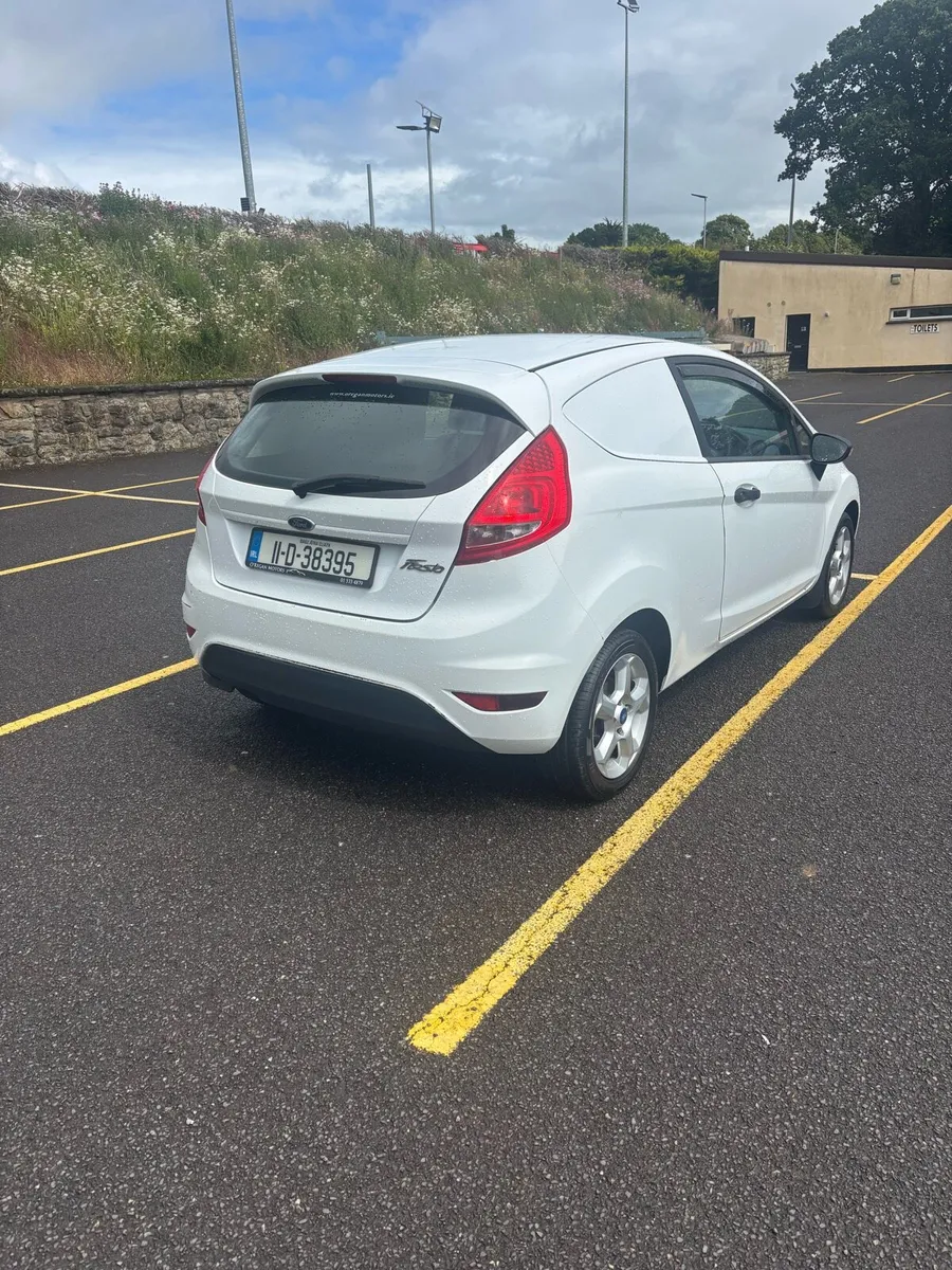 Ford Fiesta 2011 - Image 2